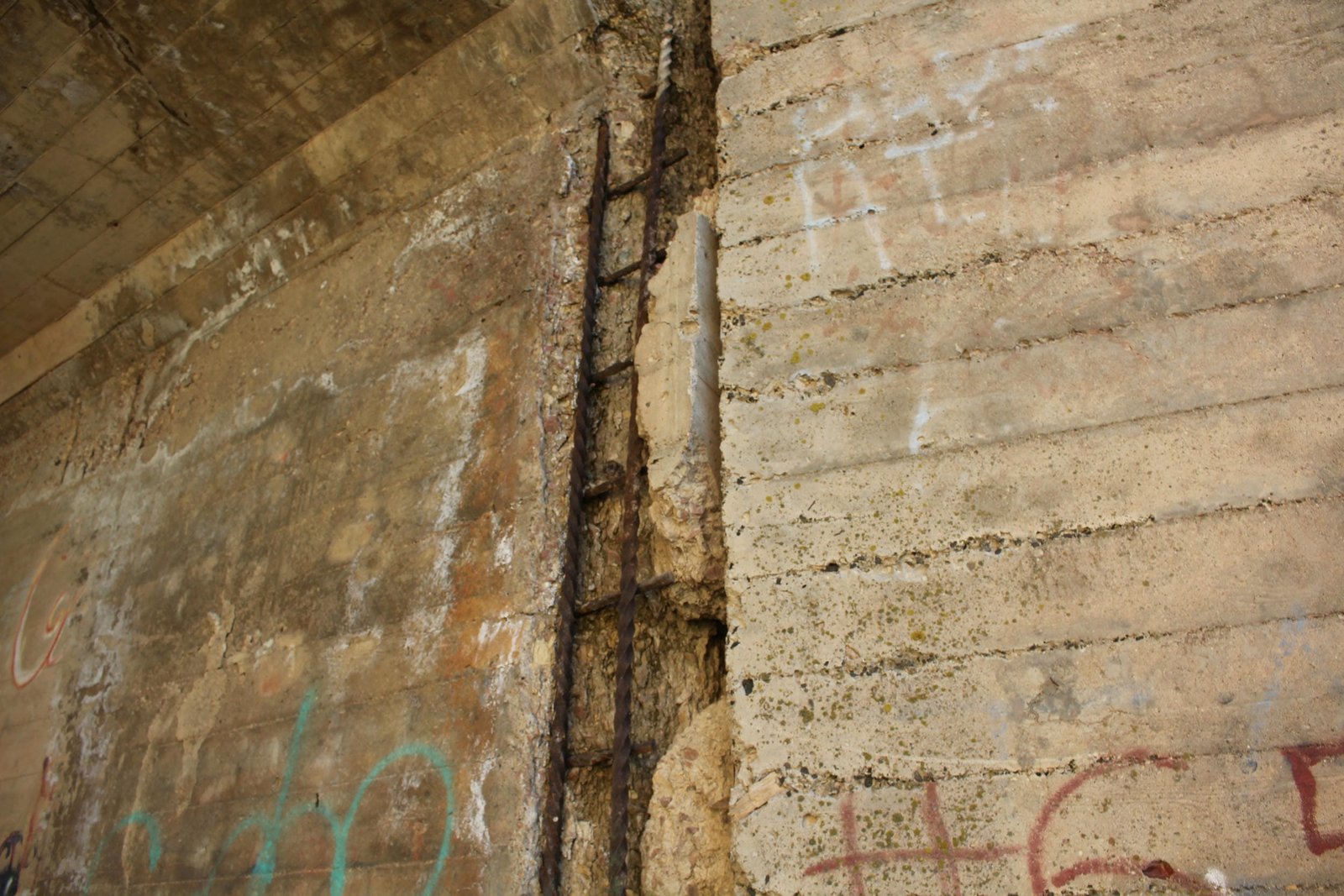 Severe spalling at joint with northwest wing wall